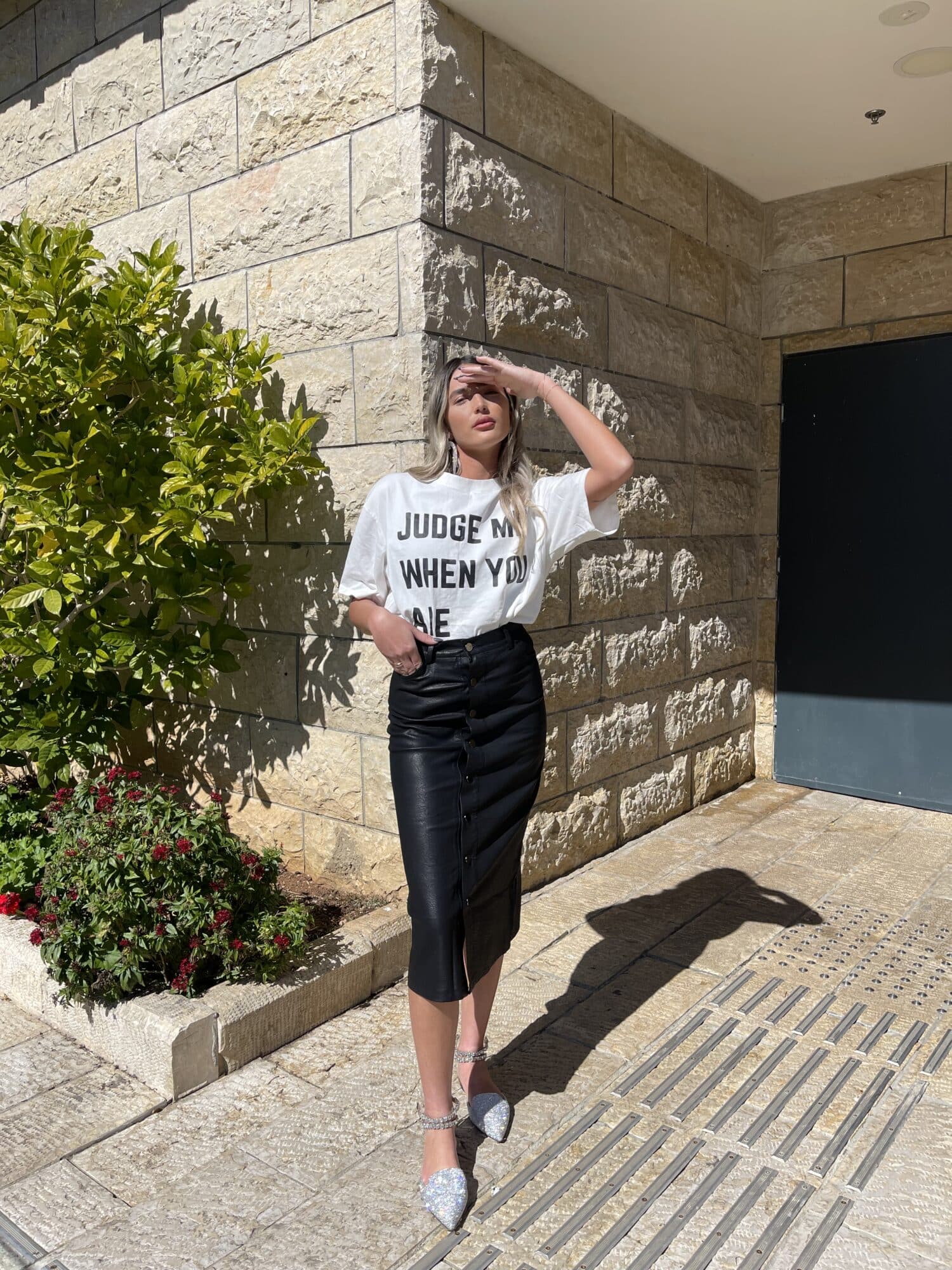 ⁦חצאית מידי עור כפתורים⁩ – תמונה ⁦2⁩