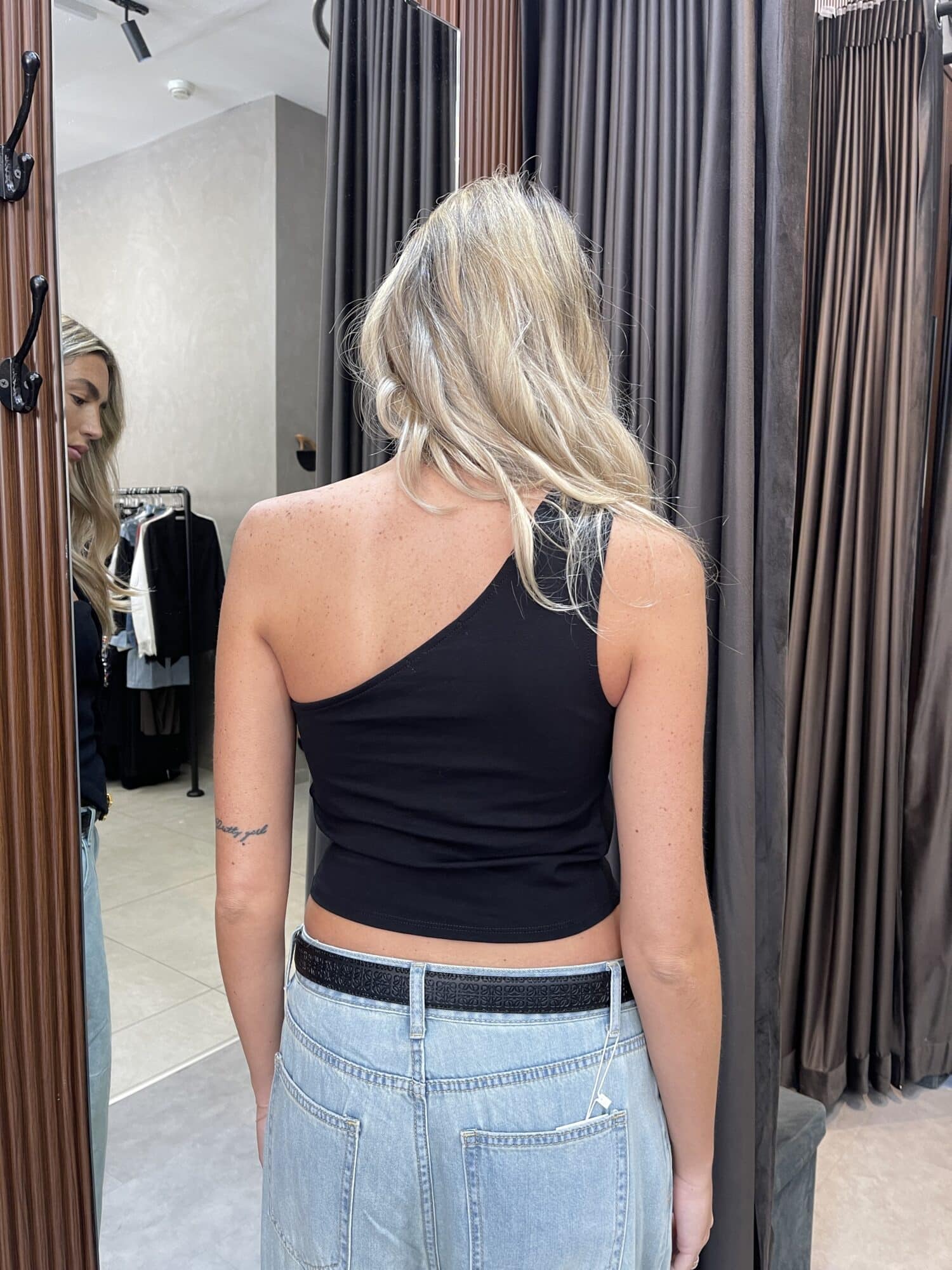 ⁦וסט כתף אחת שחור⁩ – תמונה ⁦7⁩