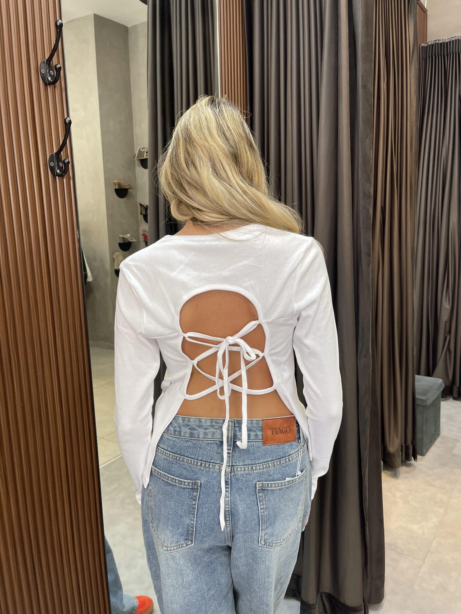⁦חולצת טריקו גב שרוכים -צבעים⁩ – תמונה ⁦2⁩