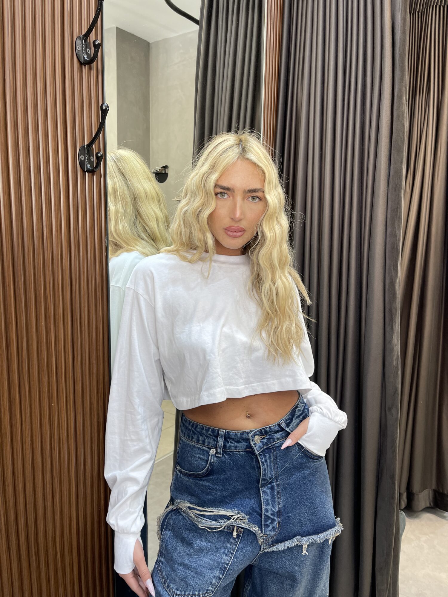 ⁦חולצת טי קרופ כפפה⁩ – תמונה ⁦2⁩
