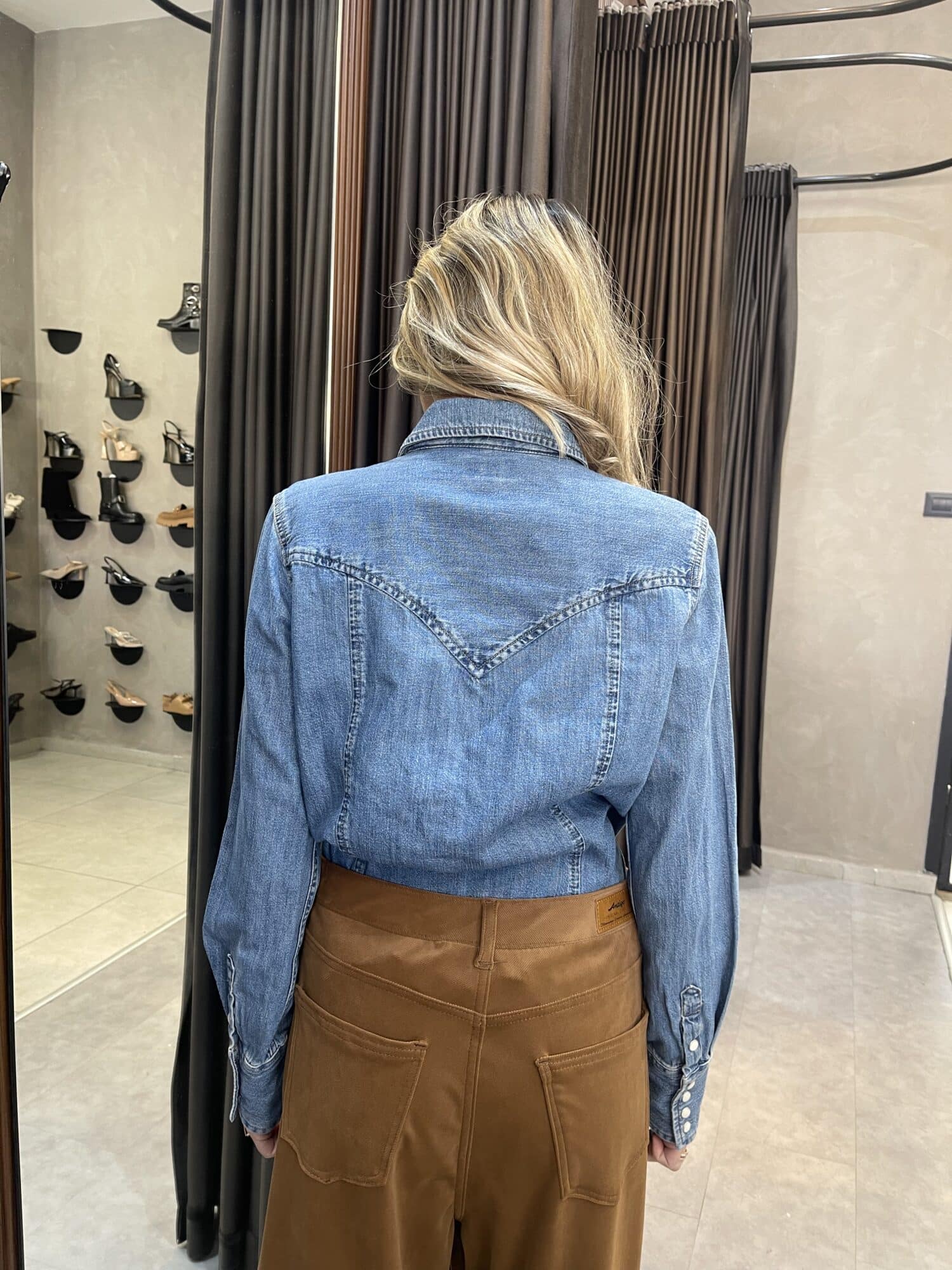 ⁦חולצה מכופתרת - גינס WRANGLER⁩ – תמונה ⁦2⁩