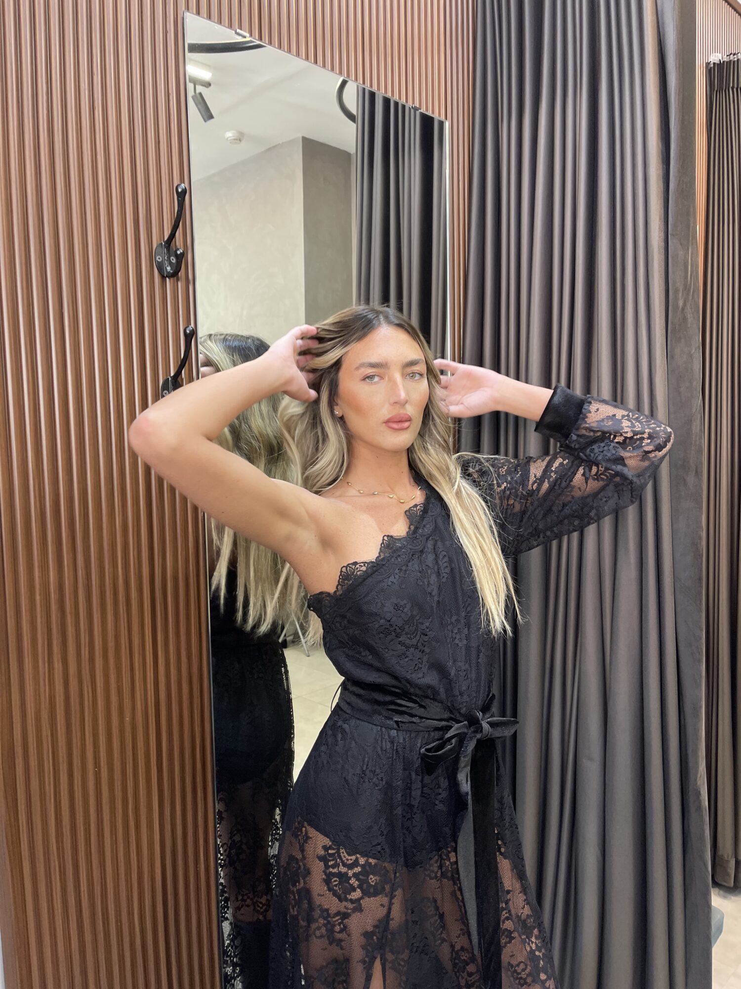 ⁦שמלת כתף אחת תחרה שחורה⁩ – תמונה ⁦3⁩