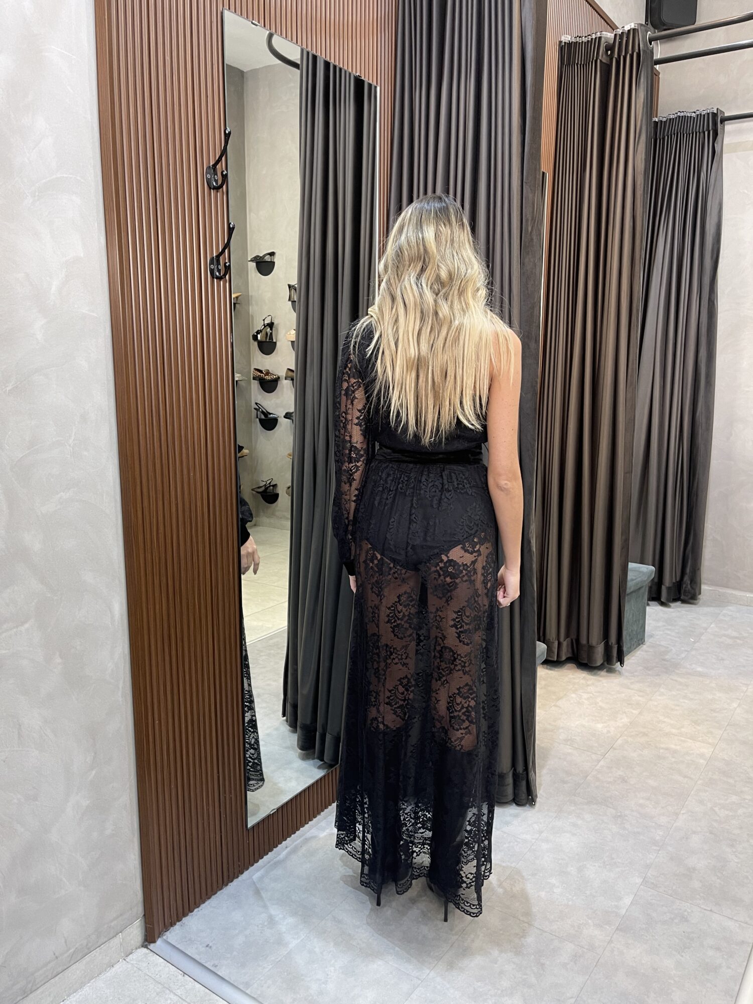⁦שמלת כתף אחת תחרה שחורה⁩ – תמונה ⁦4⁩