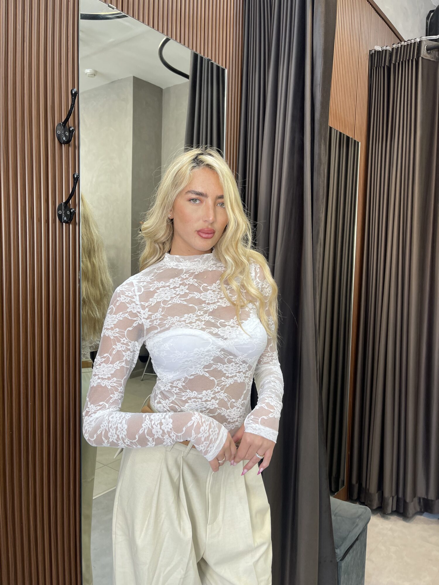 ⁦חולצת  תחרה לבנה⁩ – תמונה ⁦2⁩