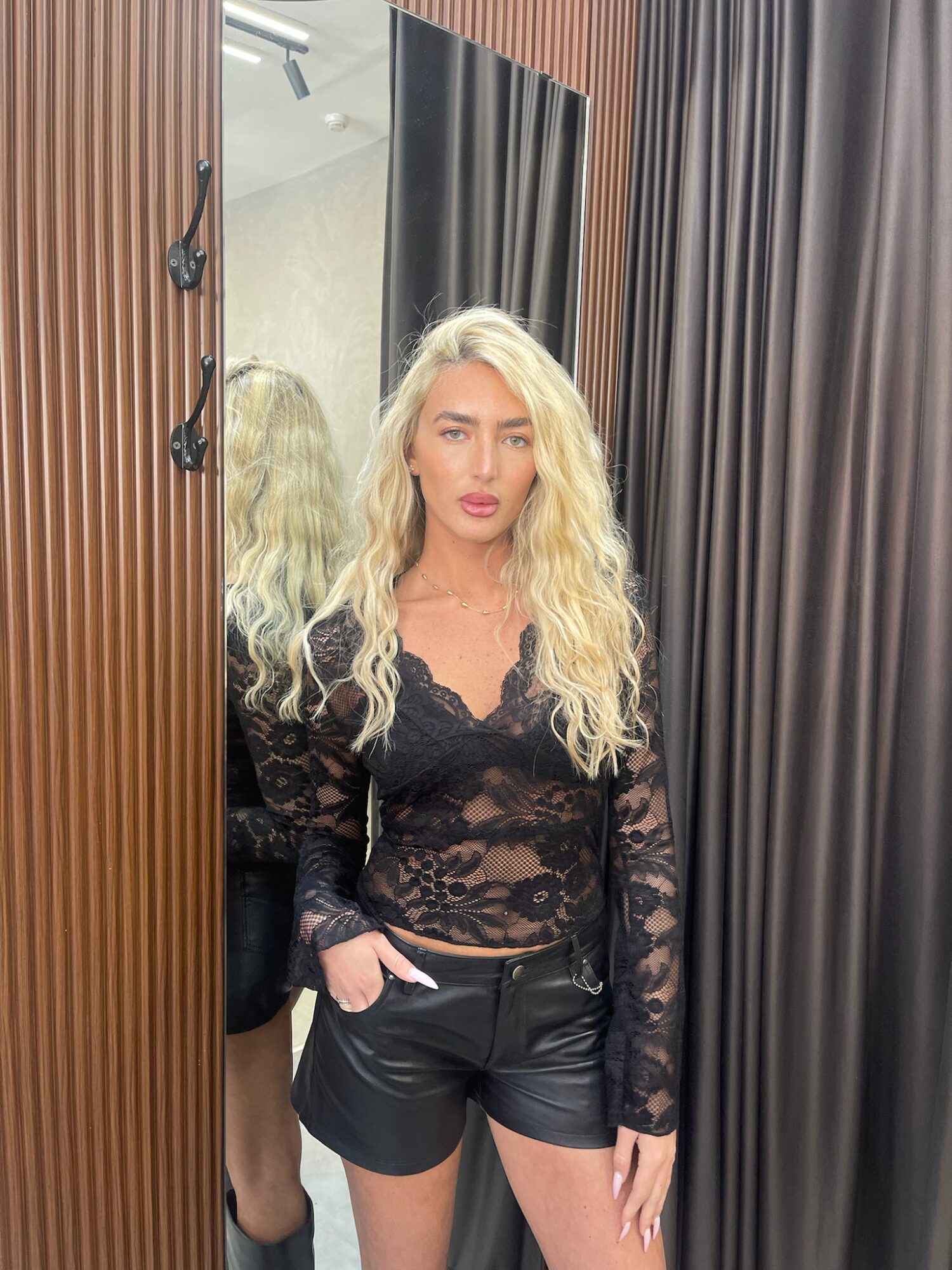 ⁦FAV-חולצת תחרה טיילה שחורה⁩ – תמונה ⁦5⁩