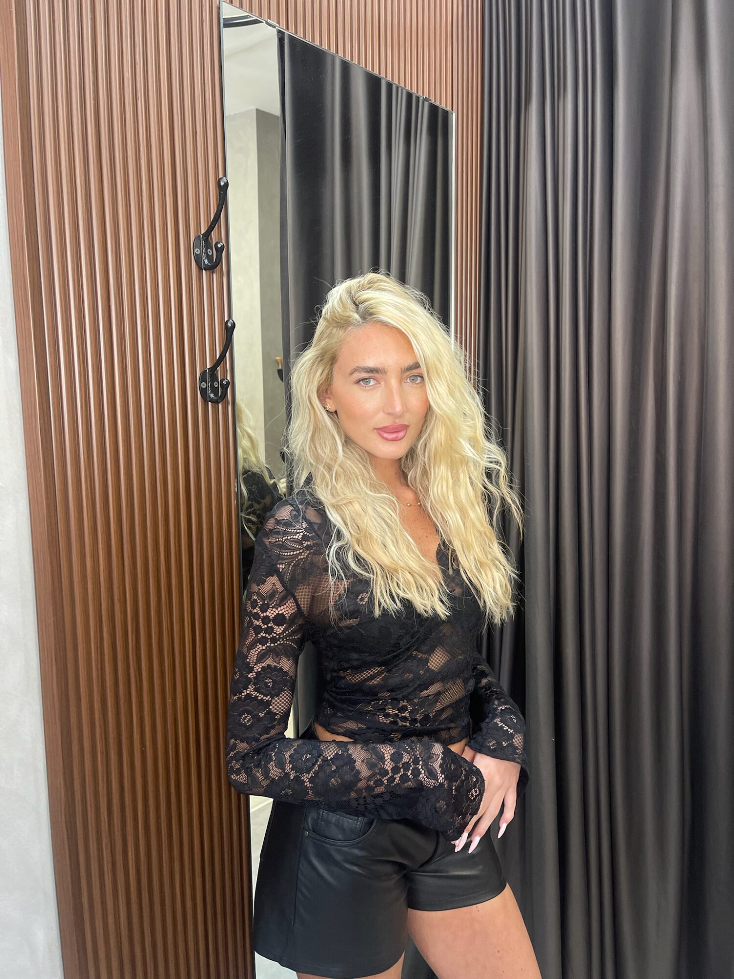 ⁦FAV-חולצת תחרה טיילה שחורה⁩ – תמונה ⁦3⁩