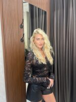 ⁦FAV-חולצת תחרה טיילה שחורה⁩ – תמונה ⁦3⁩