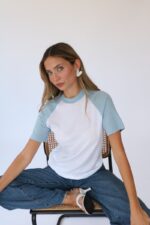 ⁦BAT7 חולצת מלני - תכלת⁩ – תמונה ⁦3⁩