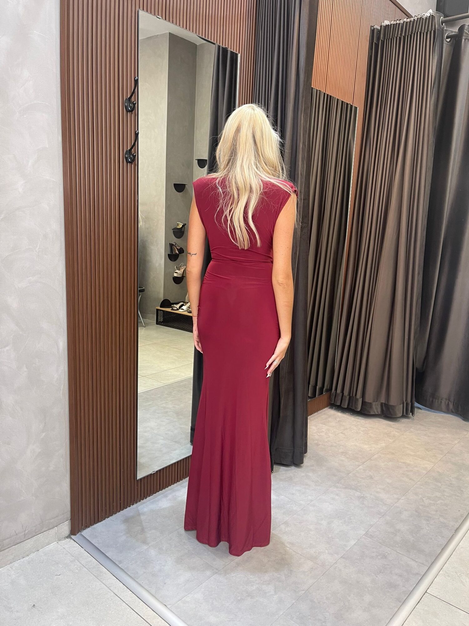 ⁦FAV-שמלת מקסי מישל בורדו⁩ – תמונה ⁦4⁩