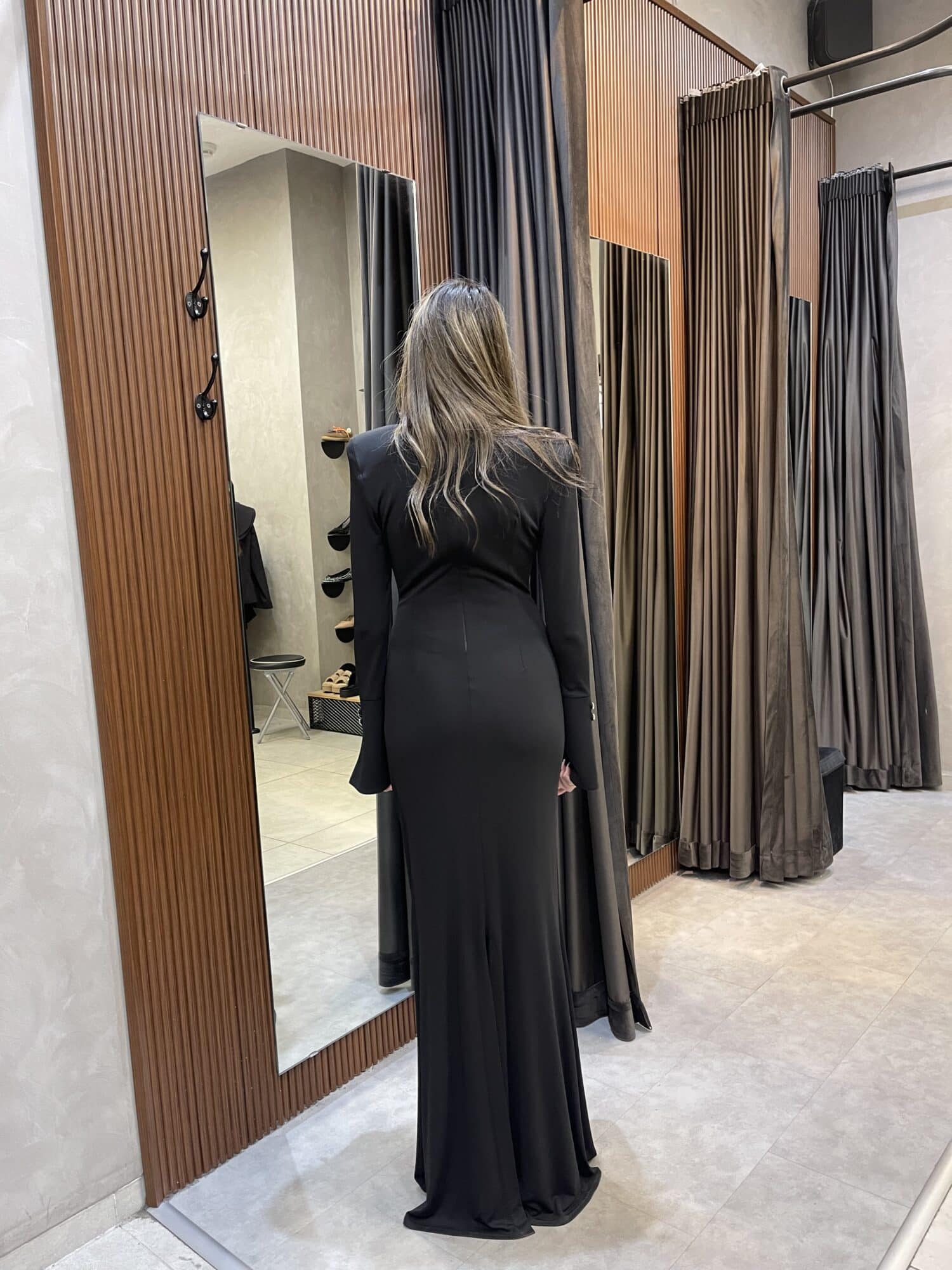 ⁦ISABELLA - שמלת מקסי עניבה-שחור⁩ – תמונה ⁦5⁩