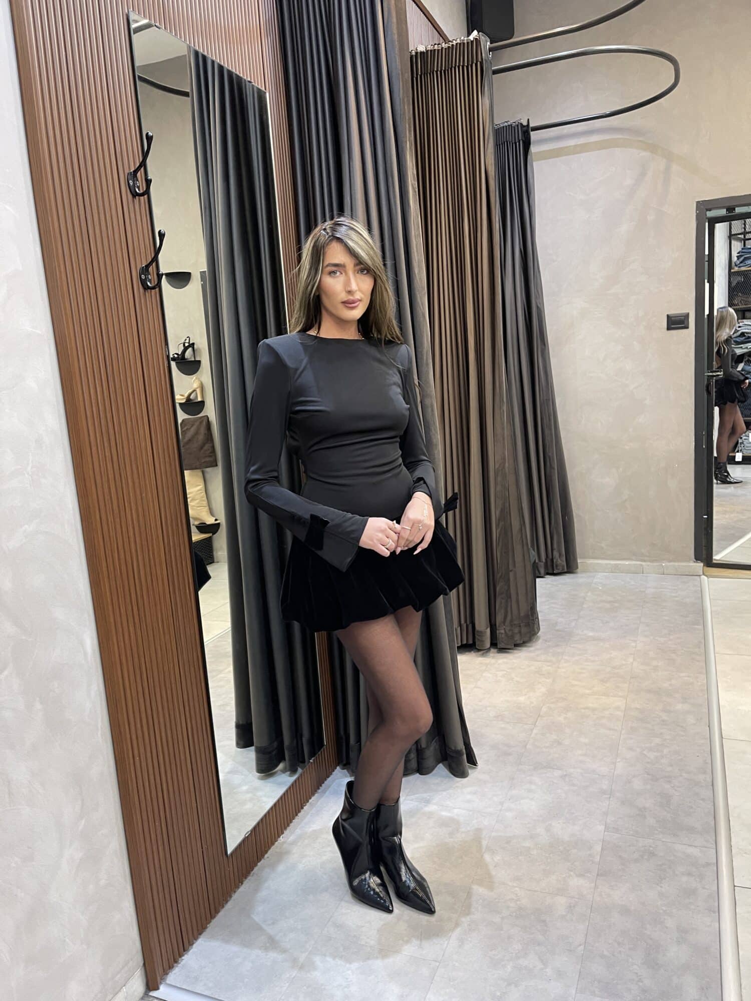 ⁦ISABELLA- שמלת מיני ורונה-שחור⁩ – תמונה ⁦8⁩