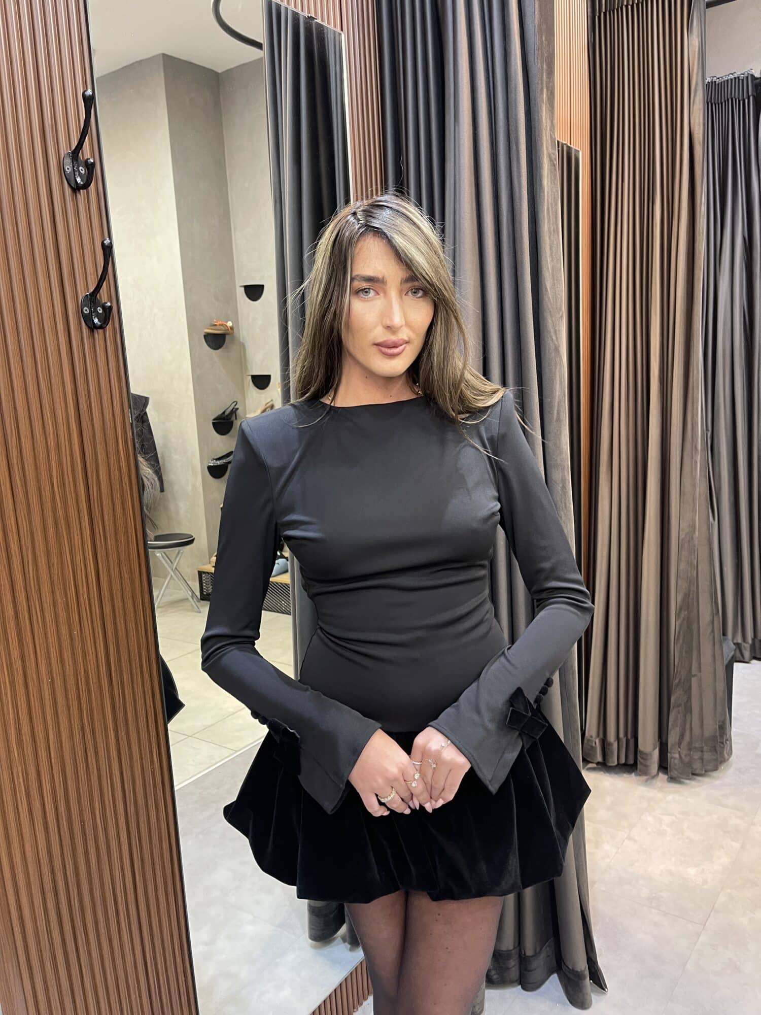 ⁦ISABELLA- שמלת מיני ורונה-שחור⁩ – תמונה ⁦3⁩
