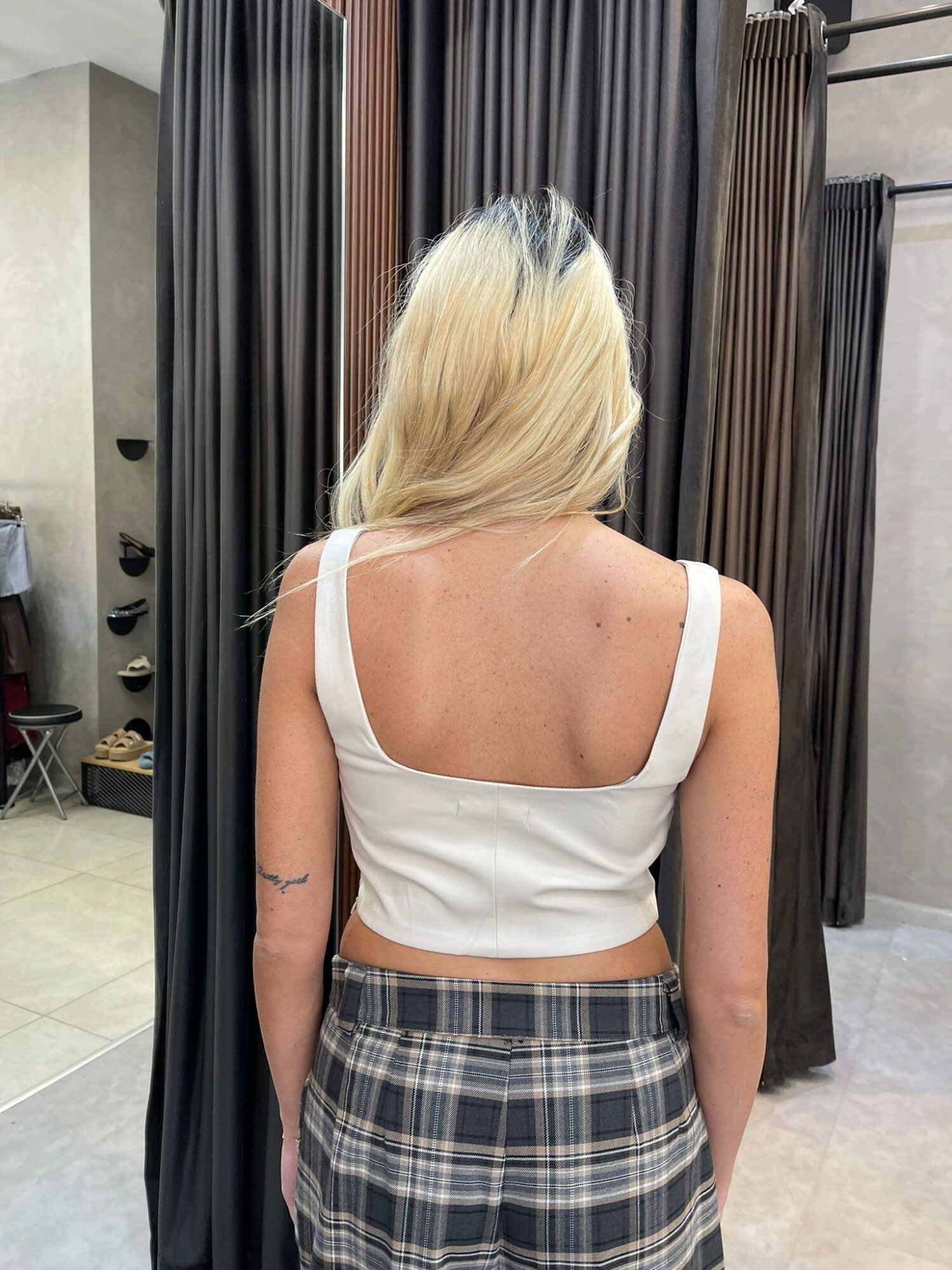 ⁦FAV טופ כתפיות עור - בז'⁩ – תמונה ⁦4⁩