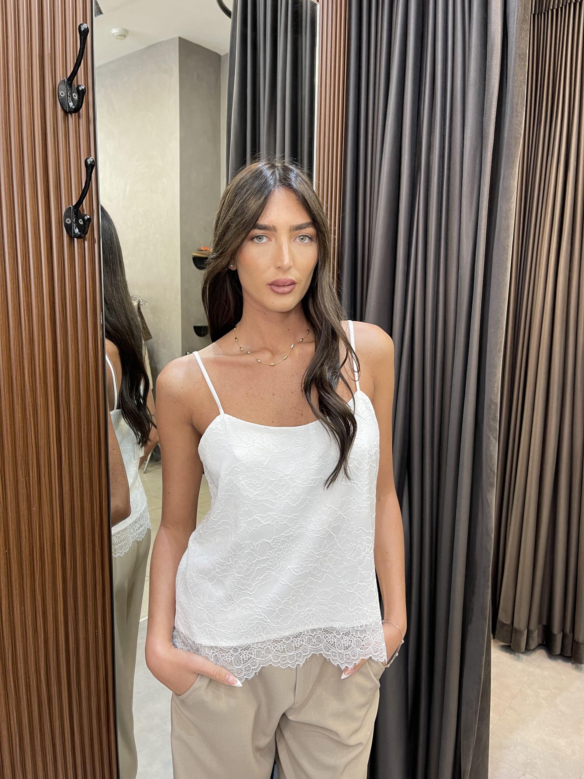 IMG_3404 ISABELLA - גופיית חוטים תחרה לבנה – תמונה 1