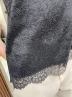⁦ISABELLA - גופיית חוטים תחרה שחורה⁩ – תמונה ⁦3⁩