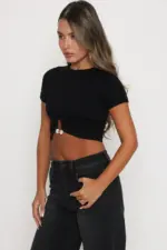 ⁦חולצת קרופ אלה-צבעים⁩ – תמונה ⁦4⁩