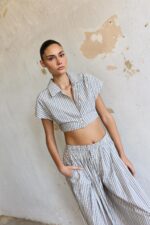 ⁦NURIT KIMHI חולצת CAMILLE – כחול פסים⁩ – תמונה ⁦3⁩