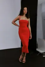 ⁦ISABELLA - שמלת מידי גאיה אדומה⁩ – תמונה ⁦3⁩