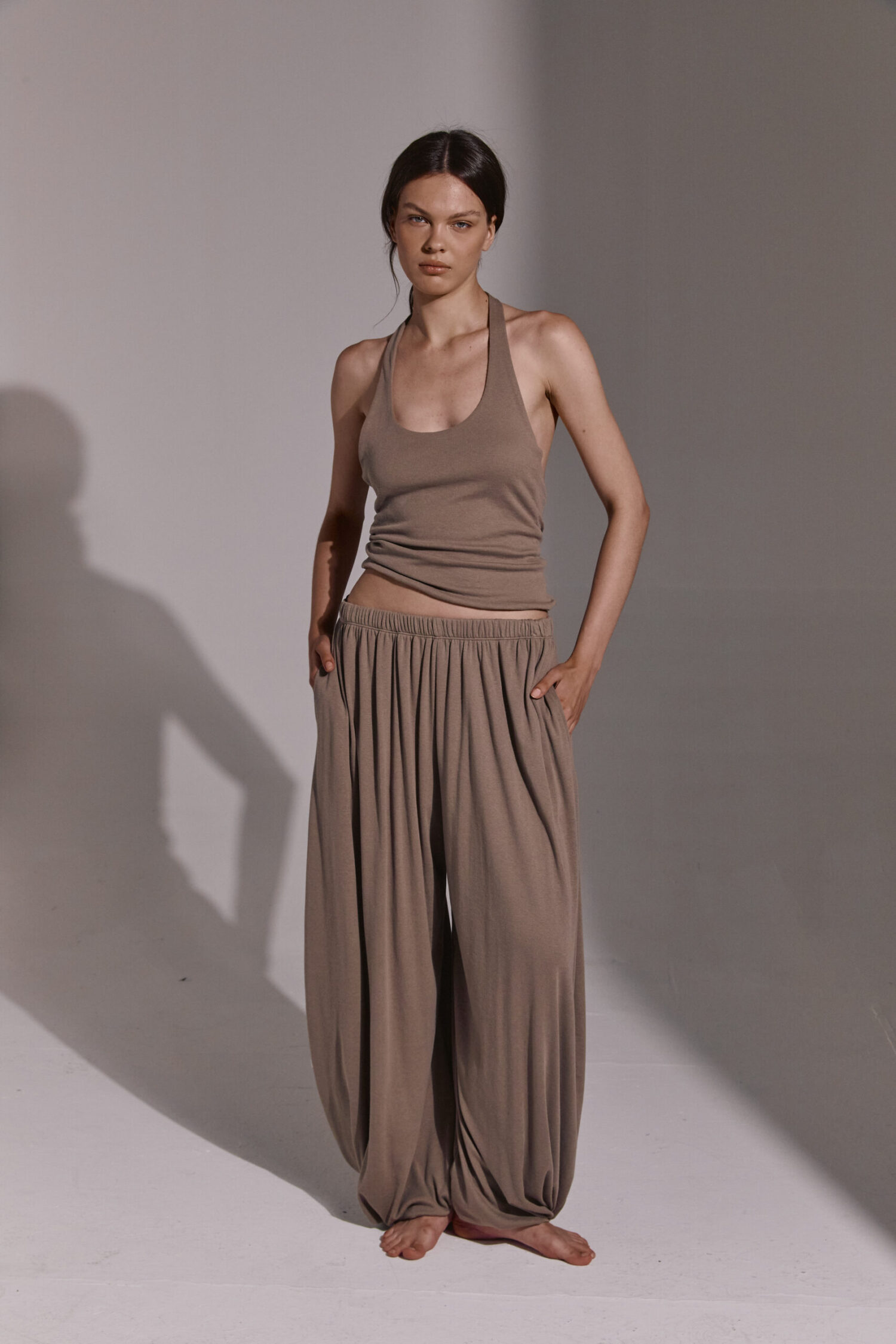 ⁦NURIT KIMHI גופיית CAROL חומה⁩ – תמונה ⁦3⁩
